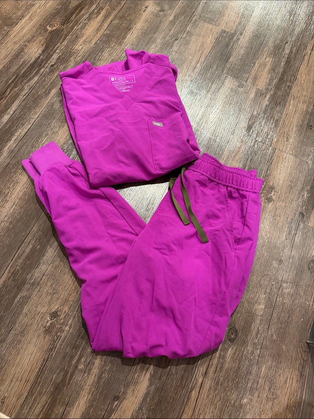 Figs Menβs Magenta Scrub Set - V-Neck Top & Drawstring Joggers